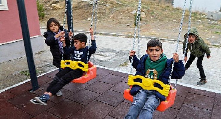 Van Büyükşehir Belediyesi Köy Okullarına Oyun Parkları Kuruyor