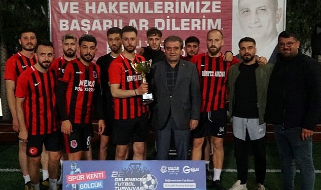 Gölcük Belediyesi 22. Geleneksel Futbol Şöleni'nde Körfez Arena'yı 3-0 yenen Azat İnşaat şampiyon oldu