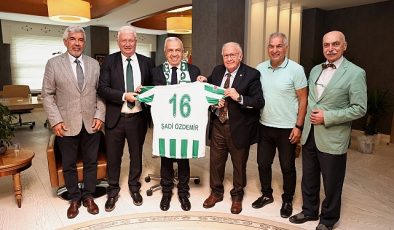 Bursaspor Kulüp Başkanı Sinan Bür ve ekibi Nilüfer Belediye Başkanı Şadi Özdemir'i ziyaret ederek görevinde başarılar diledi